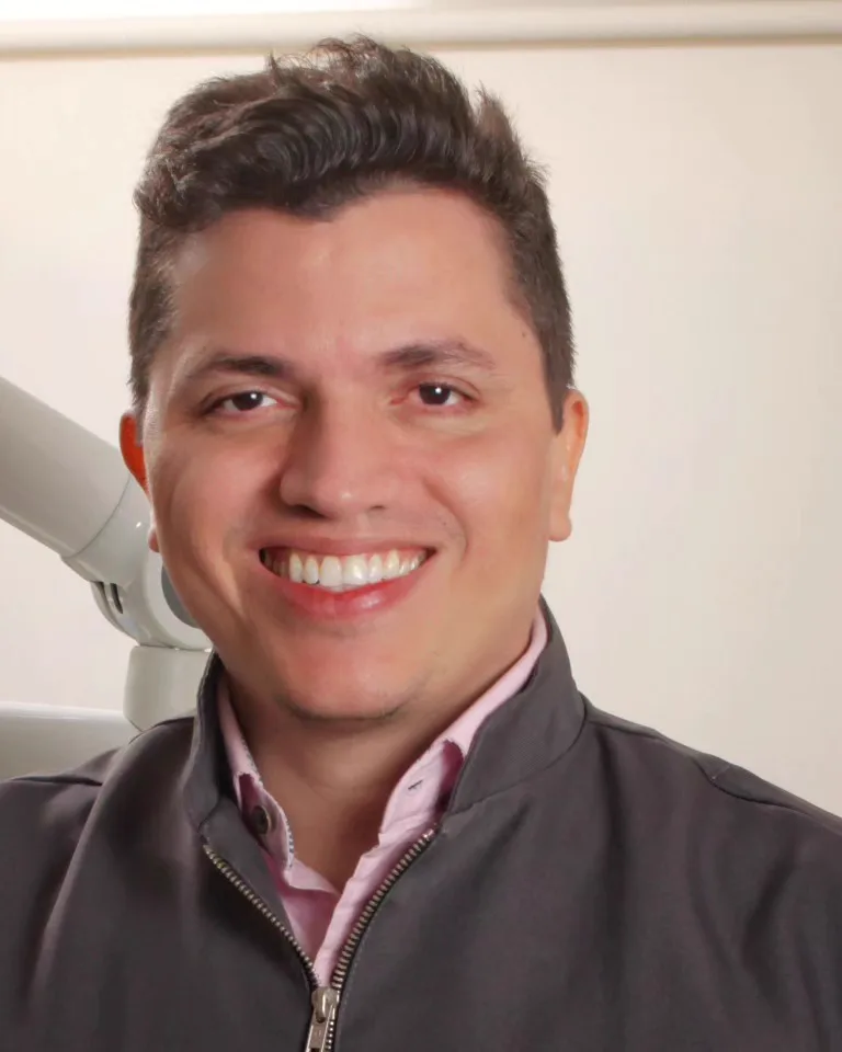 Dr. Ramon Luz, cirurgião-dentista em Teresina, no consultório